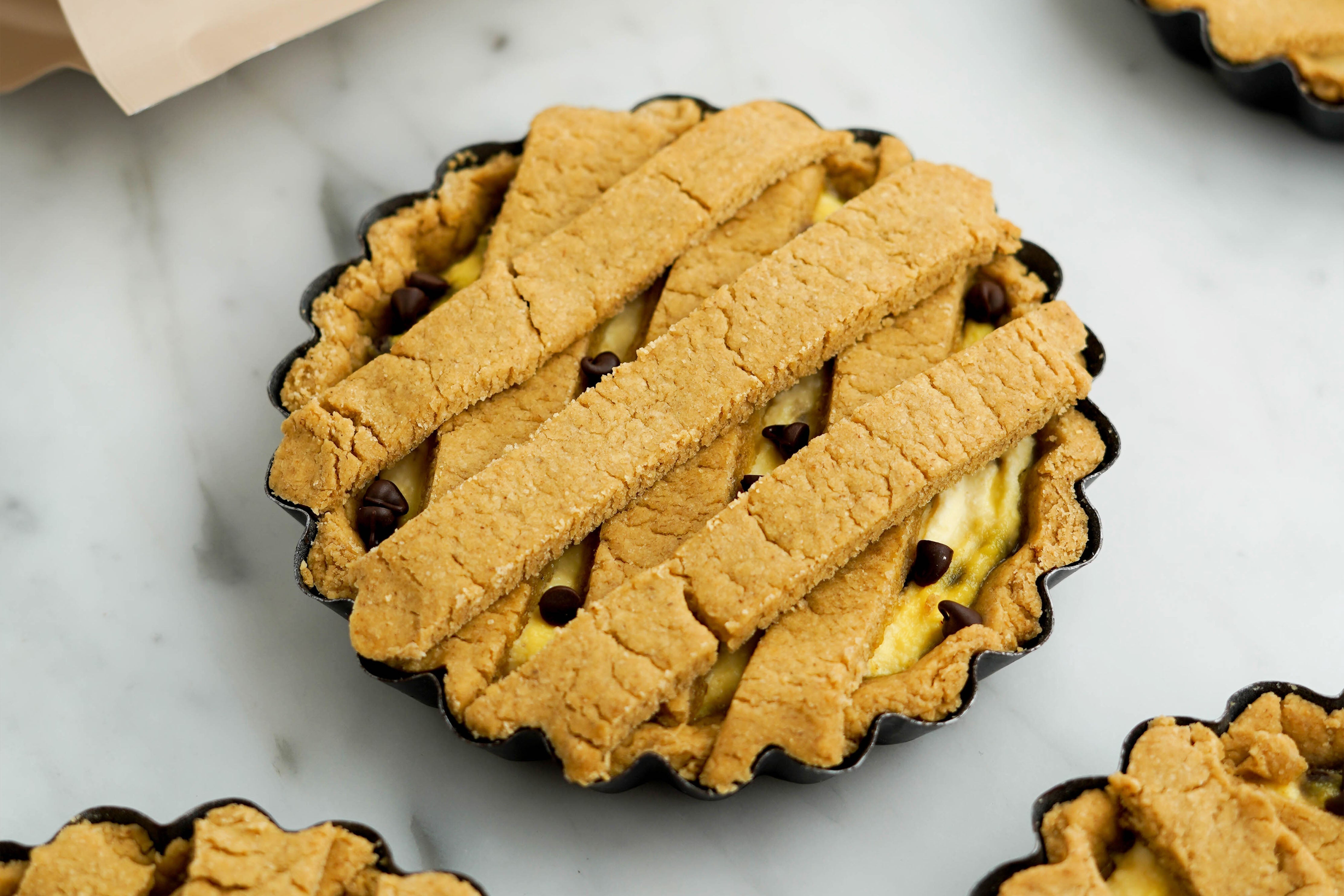 Ricetta Crostatine Ricotta e Gocce di Cioccolato con Frolla al Gusto Cannolo – Light e Senza Glutine