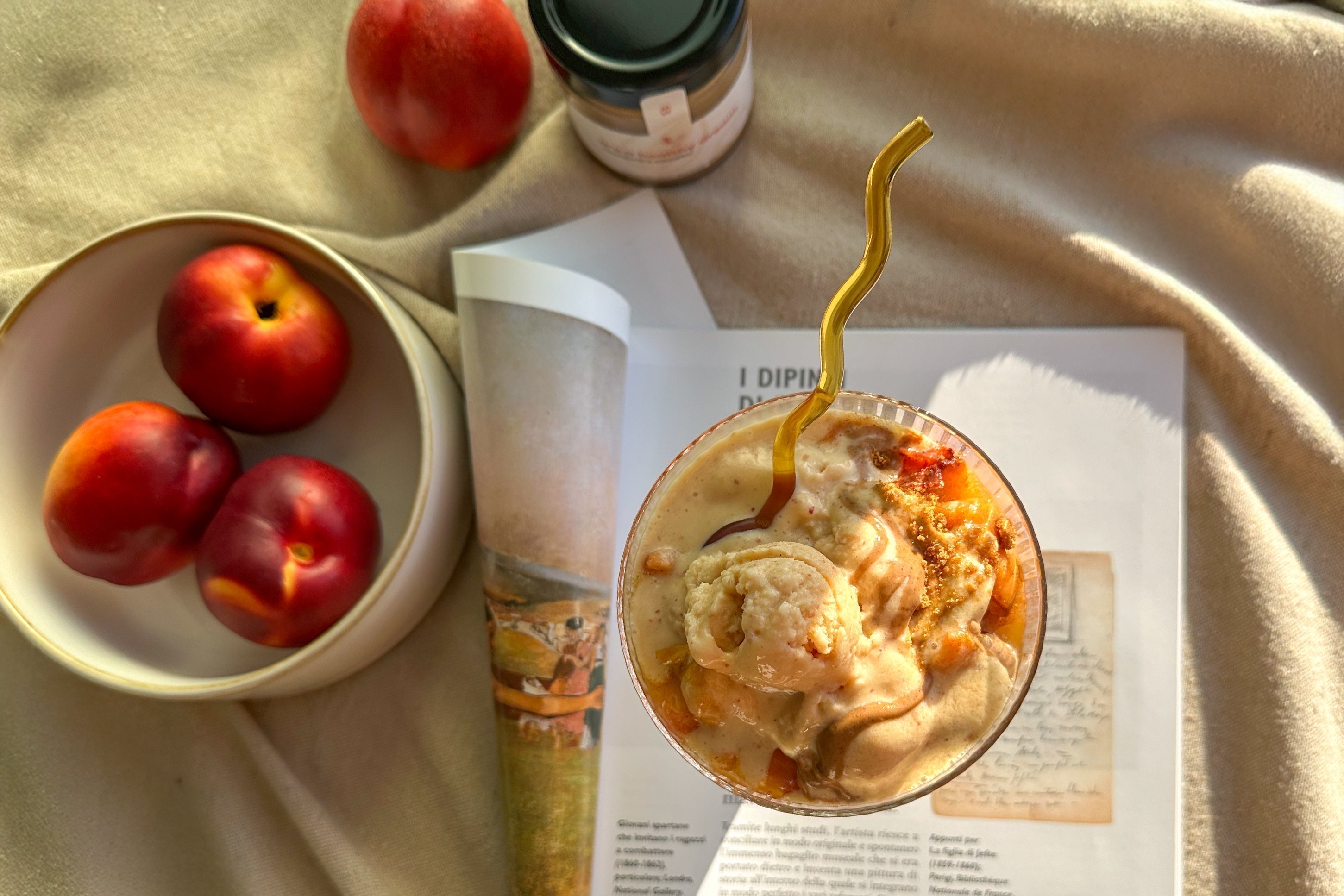 Gelato proteico keto alle pesche, mandorle e cannella (senza gelatiera)